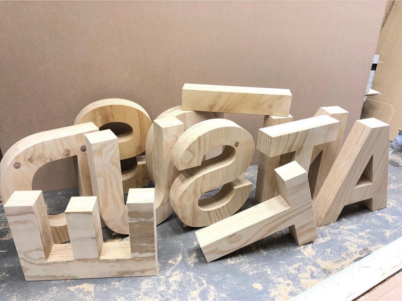 dikke-houten-letters-massief-hout-multiplex-letters-van-hout